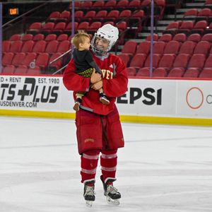 Image post by @du_hockey on Instagram