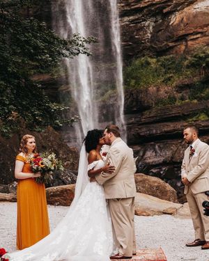 Image post by @theknot on Instagram