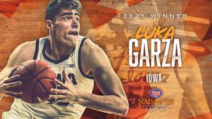 Image post by @NaismithTrophy on Twitter
