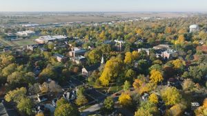 Image post by @IllinoisCollegeAlumni on Facebook