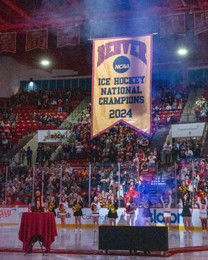 Image post by @du_hockey on Instagram