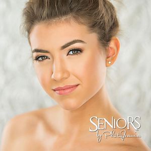 Image post by @seniorsbyphotojeania on Instagram