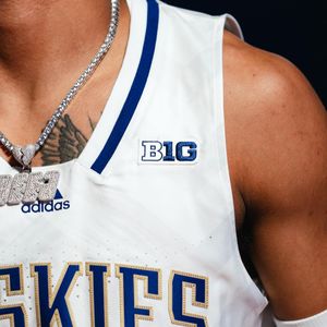 Image post by @uw_mbb on Instagram