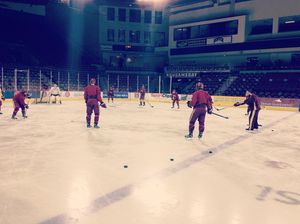 Image post by @du_hockey on Instagram