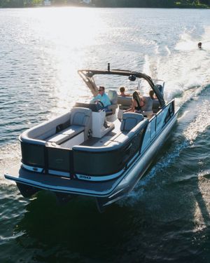 Image post by @crestpontoonboats on Instagram