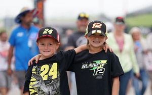 Image post by @nascaratcota on Instagram