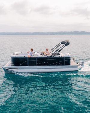 Image post by @crestpontoonboats on Instagram