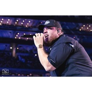 Image post by @scarsees on Instagram