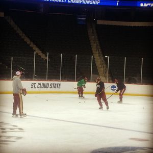 Image post by @du_hockey on Instagram
