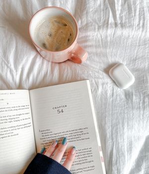 Image post by @blondiereads_ on Instagram