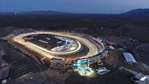 Image post by @phoenixraceway on Twitter