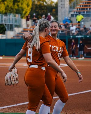 Image post by @texassoftball on Instagram