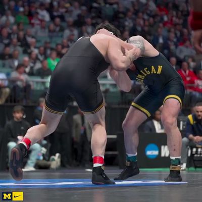Video post by @umichwrestling on Twitter