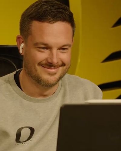 Video post by @oregonfootball on Twitter