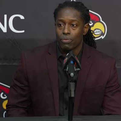 Video post by @LouisvilleFB on Twitter