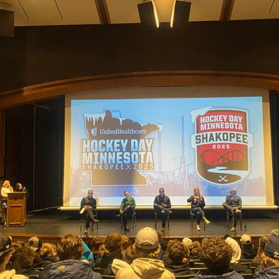 Image post by @HockeyDayMN on Twitter