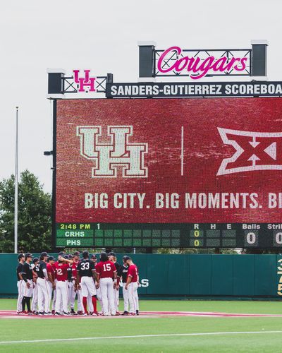 Image post by @uhcougarbb on Instagram