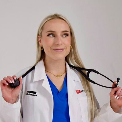 Julia, MD | Resident Doctor